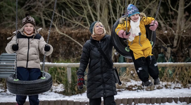 Farmor Annika Hansson med barnbarnen i parken. Att tillbringa tid med barnbarnen kan motverka kognitiv försämring. Foto: Johan Nilsson/TT